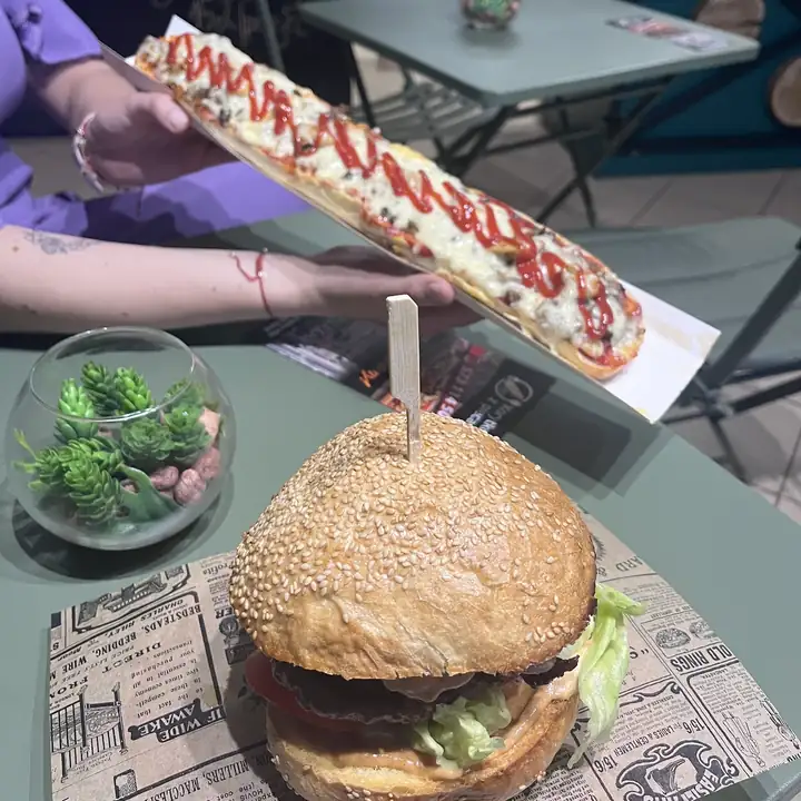 Burger wołowy z zapiekanką w tle