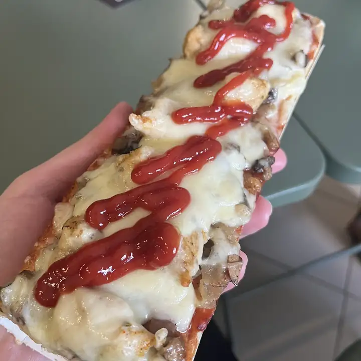 Zapiekanka z sosem pomidorowym i serem