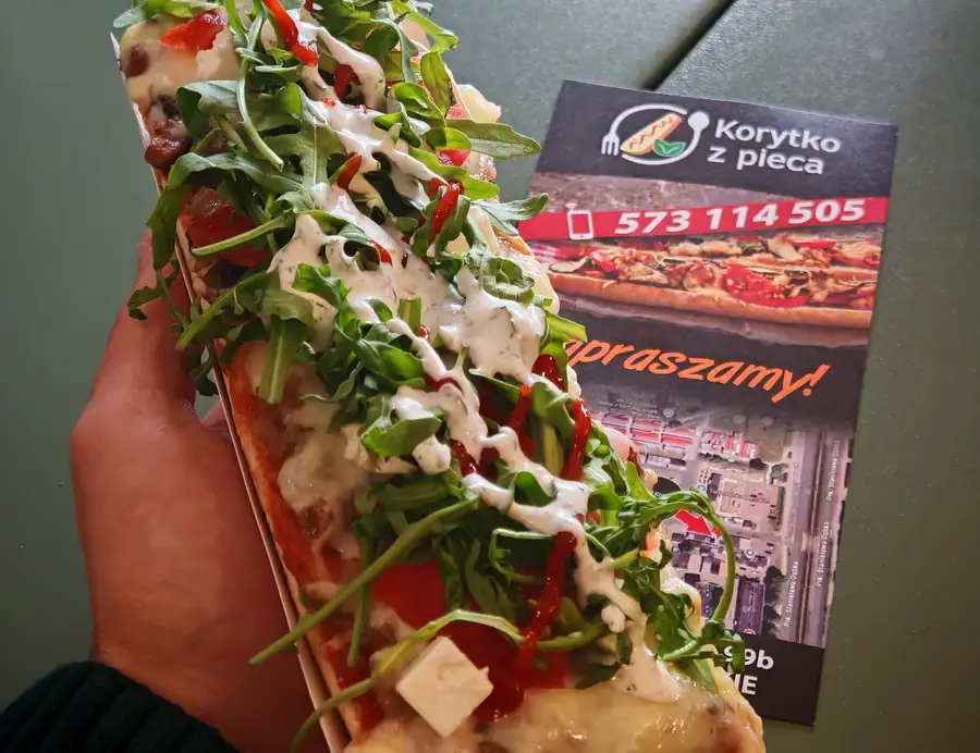 Zapiekanka z zieleniną i pomidorami, w tle ulotka Korytka
