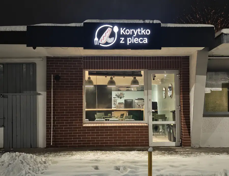 Lokal Korytko z Pieca z podświetlonym szyldem